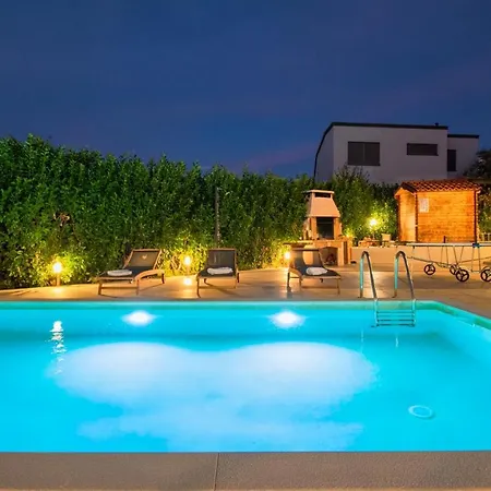 Natalia With Private Pool Near The Sea Pula